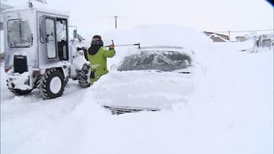 Voertuigen zitten vast in de sneeuw in extreem koud Japan