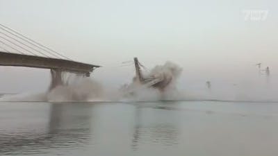 Effondrement spectaculaire d'un pont sur le Gange