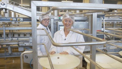 Zo gaan de kaasmakers van Landgoed Kaamps te werk