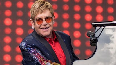 Elton John: Excentrieke kostuums en een dijk van een stem