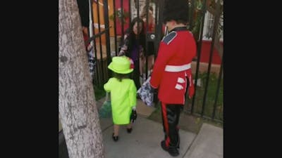 Une petite fille se déguise en Elizabeth II