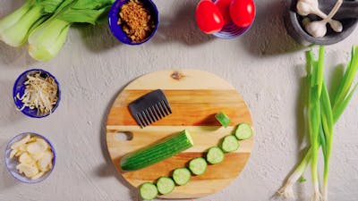 Op deze manier snijd je komkommer altijd in gelijke plakjes