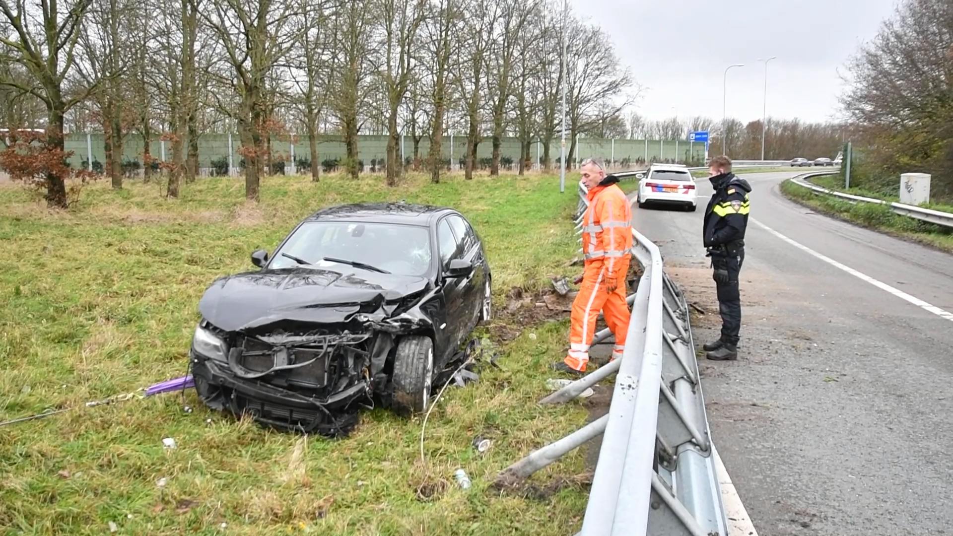 Man Vlucht Voor Politie En Knalt Tegen Vangrail