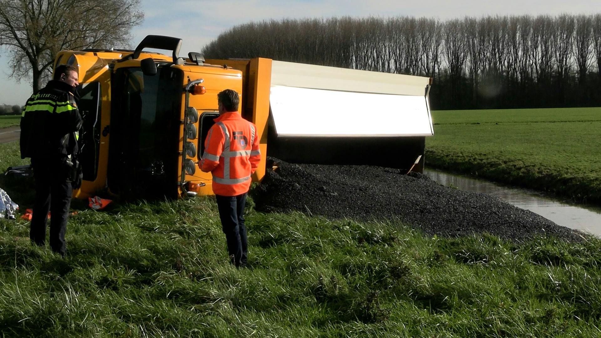 Vrachtwagen Met Asfalt Belandt Op Zijn Kant In Brakel