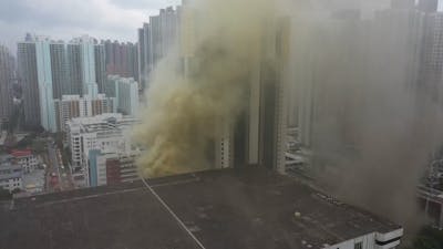 Rook stijgt boven Hongkong uit door grote brand in magazijn
