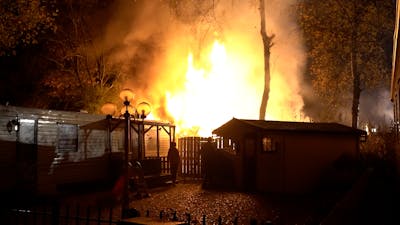 Vakantiehuisje volledig verwoest bij brand in Ulicoten