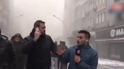 Turkse nieuwsploeg filmt tweede aardbeving bij liveverslag