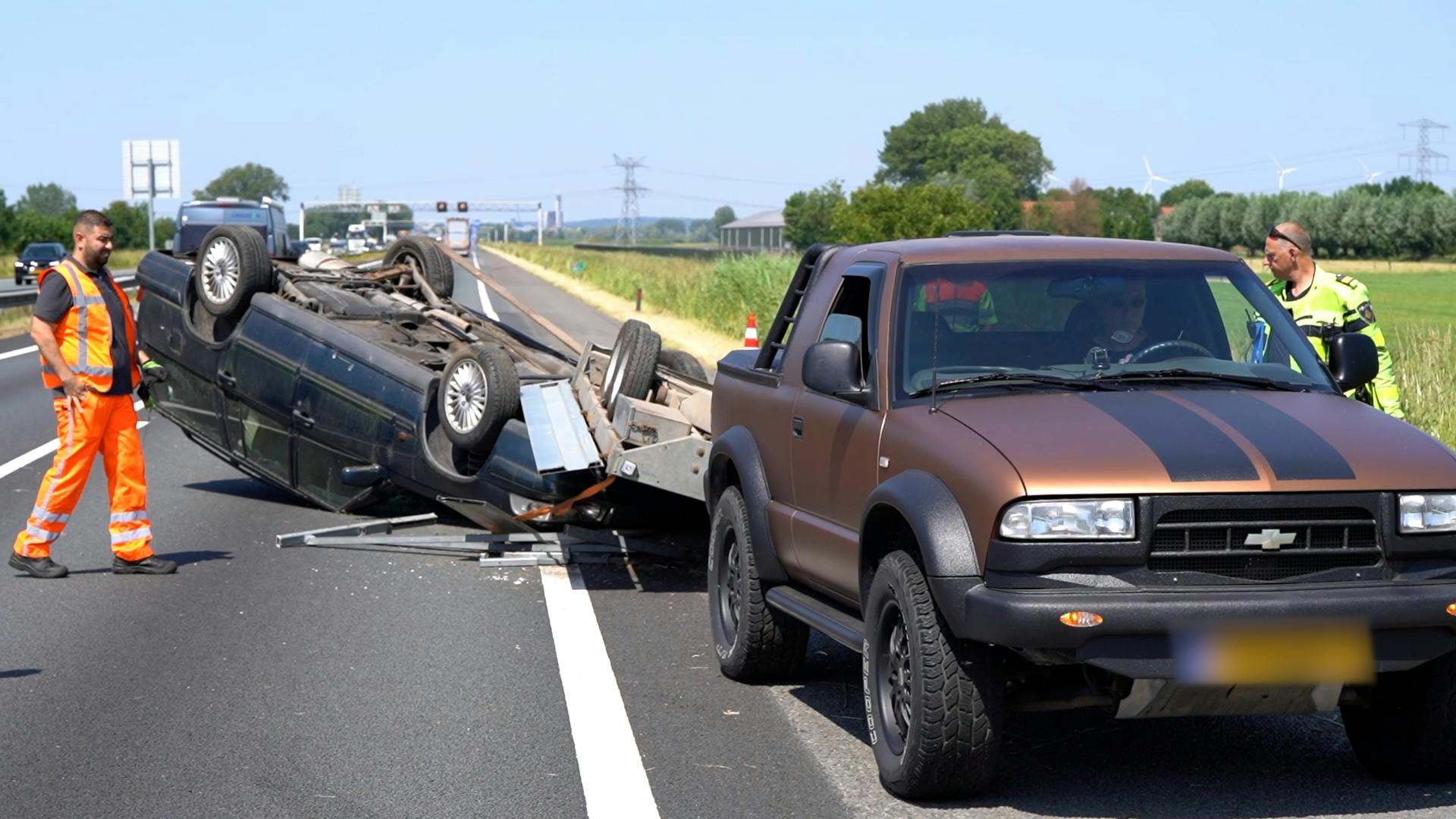 Aanhanger Met Auto Erop Belandt Ondersteboven Op A12