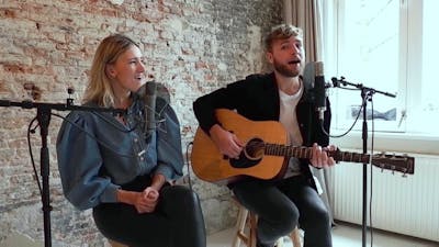Suzan & Freek spelen 'Blauwe Dag' live vanuit hun woonkamer
