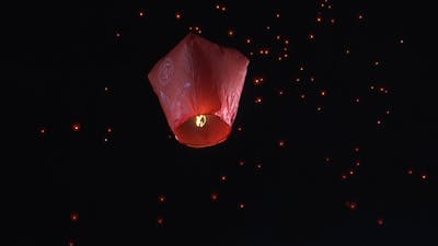 Wensballonnen verlichten hemel bij Taiwanees lantaarnfeest