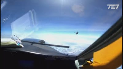 Un avion de chasse chinois s'approche d'un avion américain