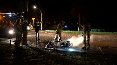 Scooter brandt uit in Deventer en gaat volledig verloren
