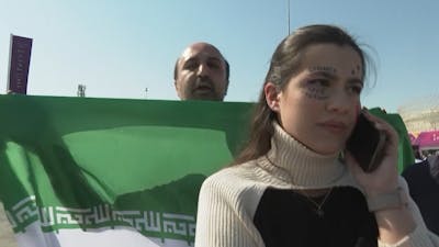 Man valt Iraanse demonstrant lastig op WK in Qatar