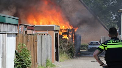 Meerdere schuurtjes van woningen in brand in Roosendaal