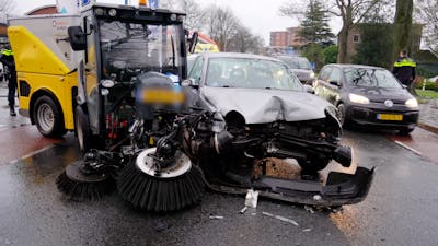 Enorme schade bij botsing veegwagen en personenauto