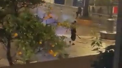 Man loopt met zwaard over straat na aanval in Spaanse kerk
