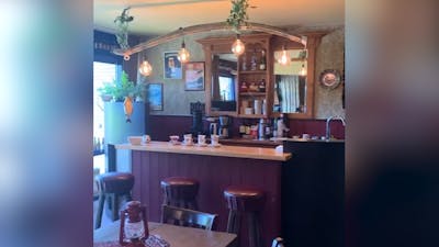 Bewoners bouwen bruin café in hun woonzorgcentrum in Almelo