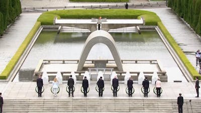 G7-leiders leggen tijdens top kransen bij Hiroshimamonument