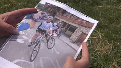 Beryl uit Zierikzee fietst de Alpe d’Huez op. Voor haar zus.