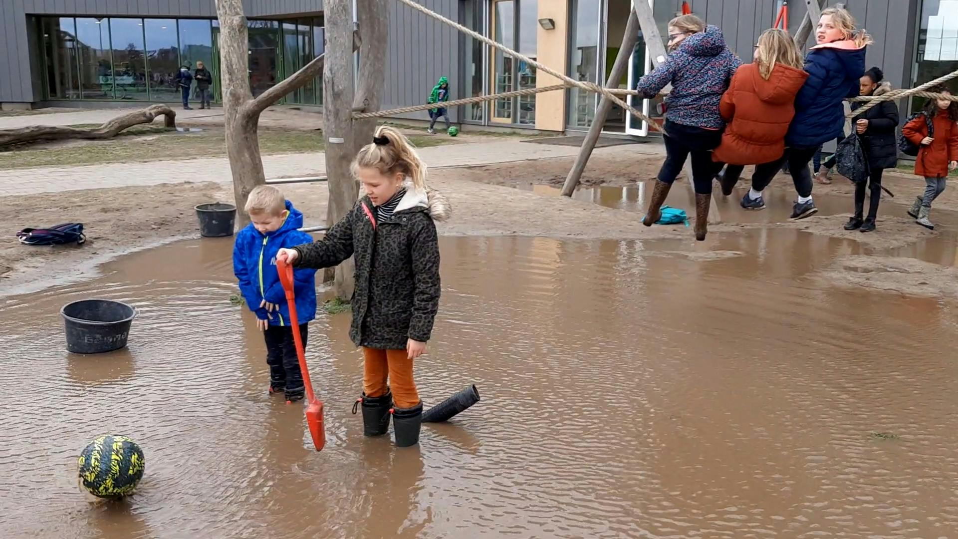 tobben impliceren Zuivelproducten Wateroverlast bij basisschool: 'Kan een kind in verdrinken'