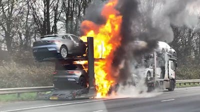 Jaguar-SUV's vliegen in brand op Engelse snelweg