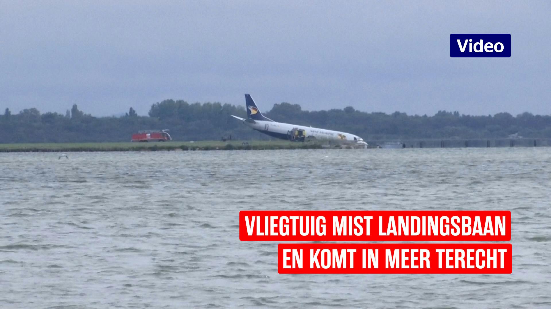 Vliegtuig Mist Landingsbaan En Komt In Meer Terecht