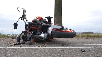 Motorrijder zwaargewond bij eenzijdig ongeval in Drimmelen