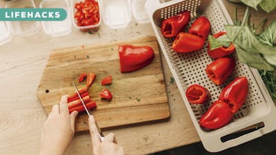 Dit is de makkelijkste manier om reepjes paprika te snijden
