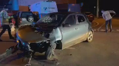 Ravage nadat dronken bestuurder geparkeerde voertuigen raakt