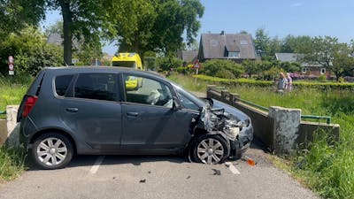 Auto belandt overdwars op weg na ongeluk in Vaassen
