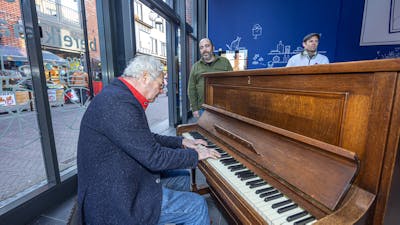 Winkelcentrum Zwolle-Zuid krijgt nieuwe piano na vernieling