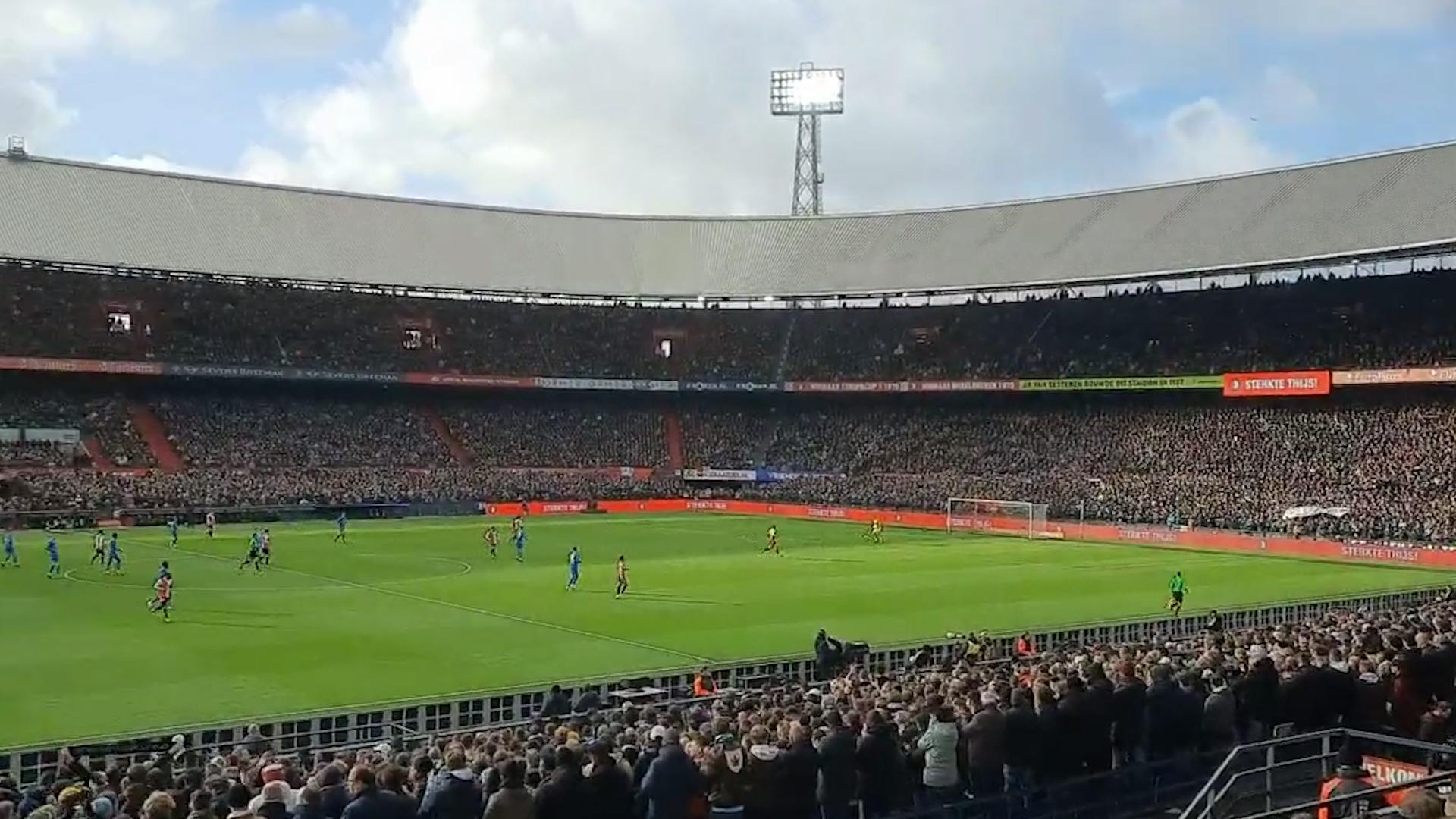 Groot Applaus In De Kuip Voor Ernstig Zieke Thijs Slegers