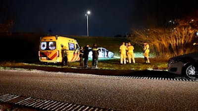 Hulpdiensten vinden vrouw aan waterkant na ongeval Wierden