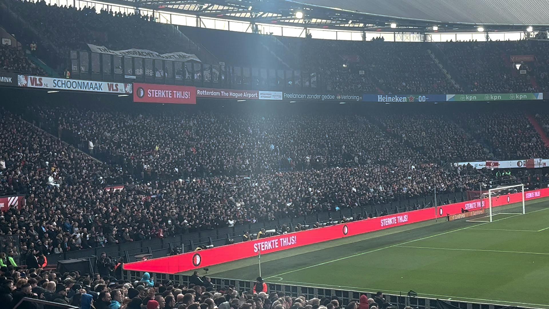 Hartverwarmend: Volle Kuip Klapt Minuut Voor Thijs Slegers