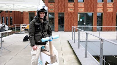 Studenten ROC Twente testen hun kartonnen fiets