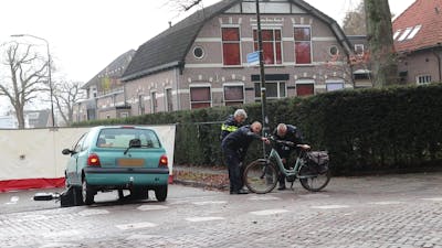 Fietsster raakt bekneld onder auto in Apeldoorn