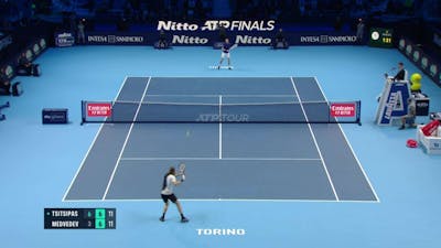 Tsitsipas verslaat Medvedev in sensationeel duel ATP finals