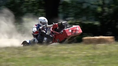 Britten scheuren rond op grasmaaiers tijdens bijzondere race