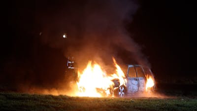 Auto volledig verwoest door brand in weiland Ammerzoden