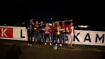 Feyenoord-fans hangen spandoek op voor Paleis Soestdijk