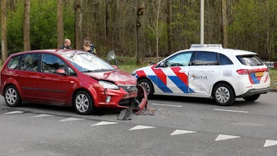 Politieauto botst met personenauto in Roosendaal