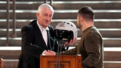 Zelenski geeft helm cadeau aan voorzitter Brits Lagerhuis