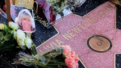 Fans Olivia Newton-John leggen bloemen neer in Hollywood