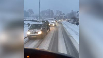 Auto's komen door sneeuw de Kuiperberg niet op