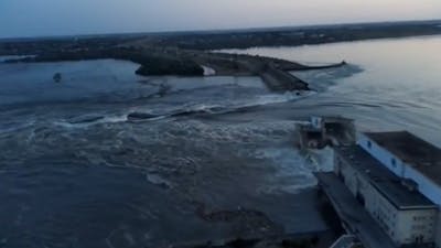 Grote dam bij Oekraïense stad Cherson vernietigd