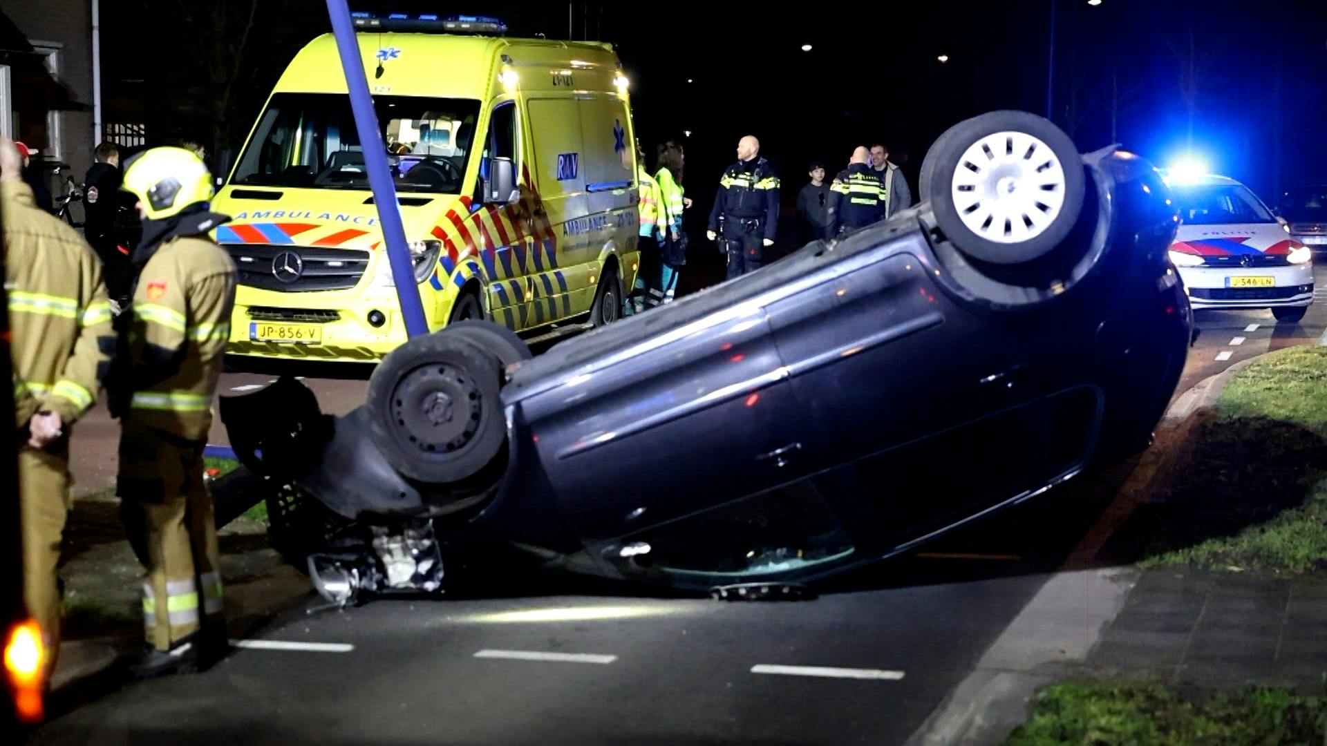 Auto Botst Tegen Lantaarnpaal En Belandt Ondersteboven