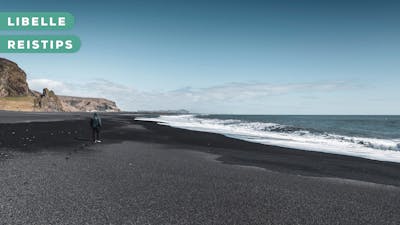 Hier vind je de 3 mooiste zwarte stranden van Europa