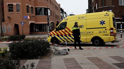 Vrouw met spoed naar ziekenhuis na ongeluk in Tilburg