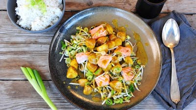 Smullen: groene curry met zalm en rijst van Mathijs