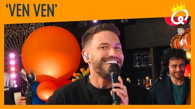 Rolf Sanchez swingt met 'Ven Ven' live bij Q-koningsdag